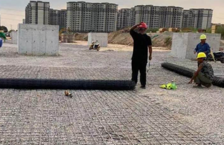 军垦路街道土工格栅铺设前地基要怎么处理？
